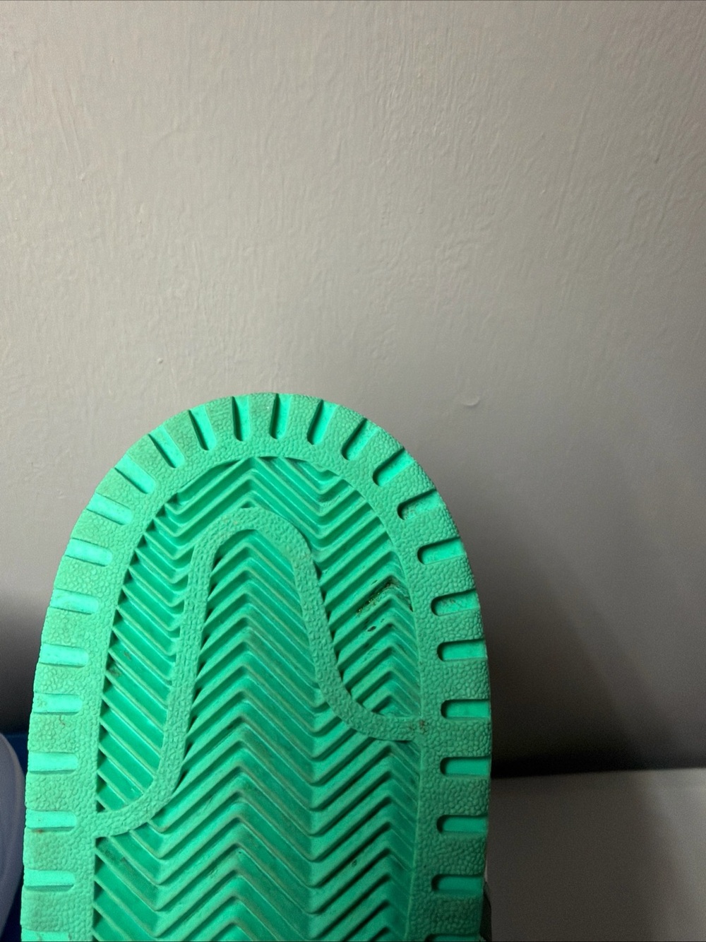 Shoe Box Label on Table - Picture 3 of 8
